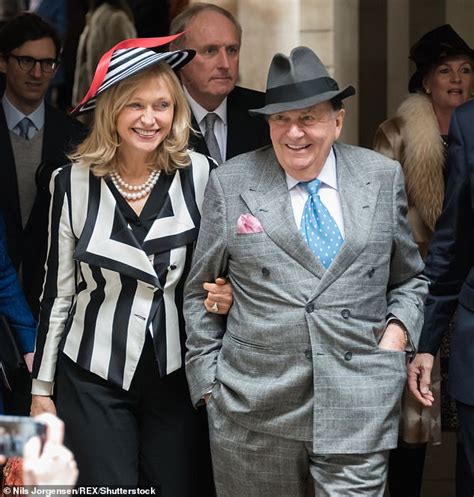 Inside the complicated family life of Barry Humphries aka Dame。